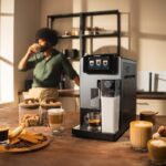 Cecotec Cremmaet Latte Touch Kaffeevollautomat, 19 bar, Thermoblock, 12 Getränke, 4 Profile, Wasser 1,1 l und 400 ml Milch, TFT-Display, konische Mühle, automatische Reinigung, höhenverstellbar