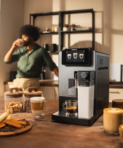 Cecotec Cremmaet Latte Touch Kaffeevollautomat, 19 bar, Thermoblock, 12 Getränke, 4 Profile, Wasser 1,1 l und 400 ml Milch, TFT-Display, konische Mühle, automatische Reinigung, höhenverstellbar