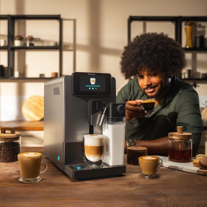 Cecotec Cremmaet Latte Touch Kaffeevollautomat, 19 bar, Thermoblock, 12 Getränke, 4 Profile, Wasser 1,1 l und 400 ml Milch, TFT-Display, konische Mühle, automatische Reinigung, höhenverstellbar