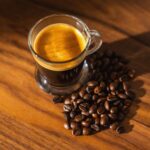 Cecotec Cremmaet Latte Touch Kaffeevollautomat, 19 bar, Thermoblock, 12 Getränke, 4 Profile, Wasser 1,1 l und 400 ml Milch, TFT-Display, konische Mühle, automatische Reinigung, höhenverstellbar