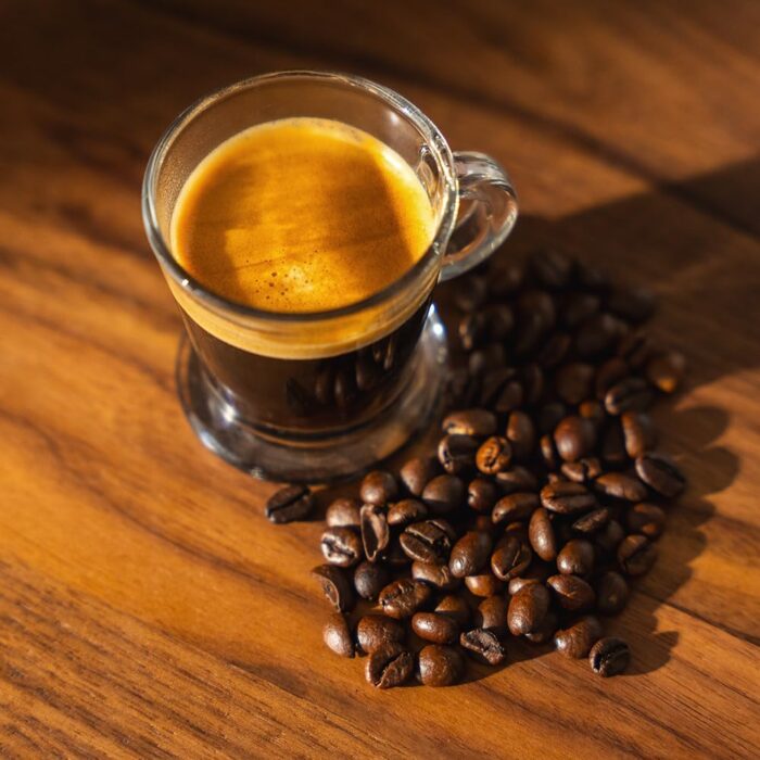 Cecotec Cremmaet Latte Touch Kaffeevollautomat, 19 bar, Thermoblock, 12 Getränke, 4 Profile, Wasser 1,1 l und 400 ml Milch, TFT-Display, konische Mühle, automatische Reinigung, höhenverstellbar