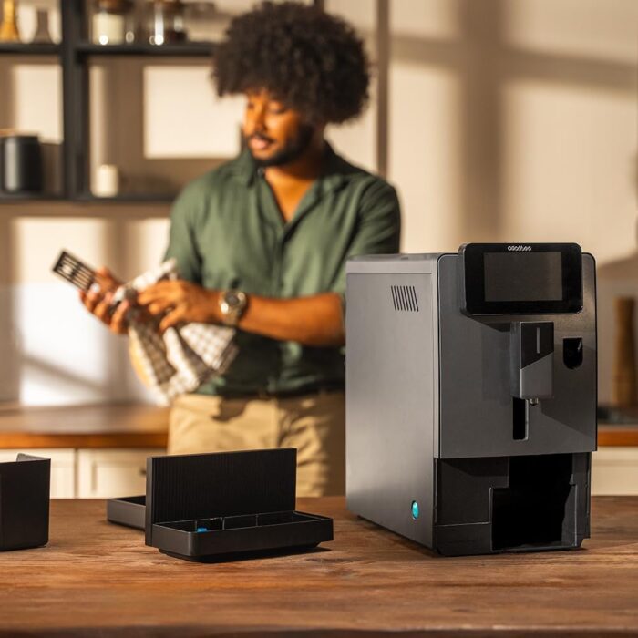 Cecotec Cremmaet Latte Touch Kaffeevollautomat, 19 bar, Thermoblock, 12 Getränke, 4 Profile, Wasser 1,1 l und 400 ml Milch, TFT-Display, konische Mühle, automatische Reinigung, höhenverstellbar