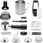 Sage - The Barista Express - Kaffeemaschine mit manuellem Milchaufschäumer & Mahlwerk - Automatisches Mahlen, individueller Milchschaum - Schwarzer Sesam, Milchkännchen