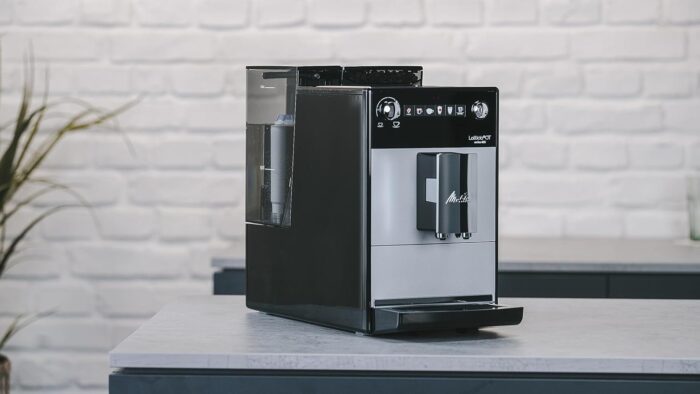 Melitta Latticia OT - Kaffeevollautomat mit Milchsystem, Kaffeemaschine mit Mahlwerk für z. B. Kaffee oder Cappuccino, silber/schwarz