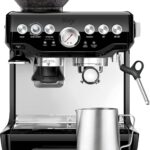 Sage - The Barista Express - Kaffeemaschine mit manuellem Milchaufschäumer & Mahlwerk - Automatisches Mahlen, individueller Milchschaum - Schwarzer Sesam, Milchkännchen
