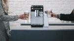 Melitta Latticia OT - Kaffeevollautomat mit Milchsystem, Kaffeemaschine mit Mahlwerk für z. B. Kaffee oder Cappuccino, silber/schwarz