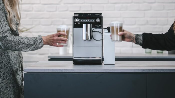 Melitta Latticia OT - Kaffeevollautomat mit Milchsystem, Kaffeemaschine mit Mahlwerk für z. B. Kaffee oder Cappuccino, silber/schwarz