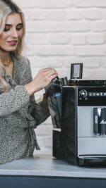 Melitta Latticia OT - Kaffeevollautomat mit Milchsystem, Kaffeemaschine mit Mahlwerk für z. B. Kaffee oder Cappuccino, silber/schwarz