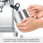 Sage - The Barista Express - Kaffeemaschine mit manuellem Milchaufschäumer & Mahlwerk - Automatisches Mahlen, individueller Milchschaum - Schwarzer Sesam, Milchkännchen